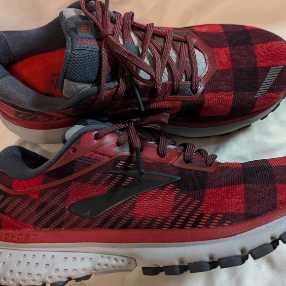 Brooks buffalo red plaid 12 ghost shoes, size 6.5 - Picture 3 of 10